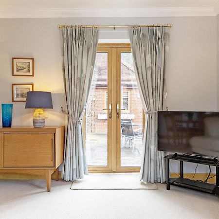 Wisteria Way, Tangmere Bagian luar foto