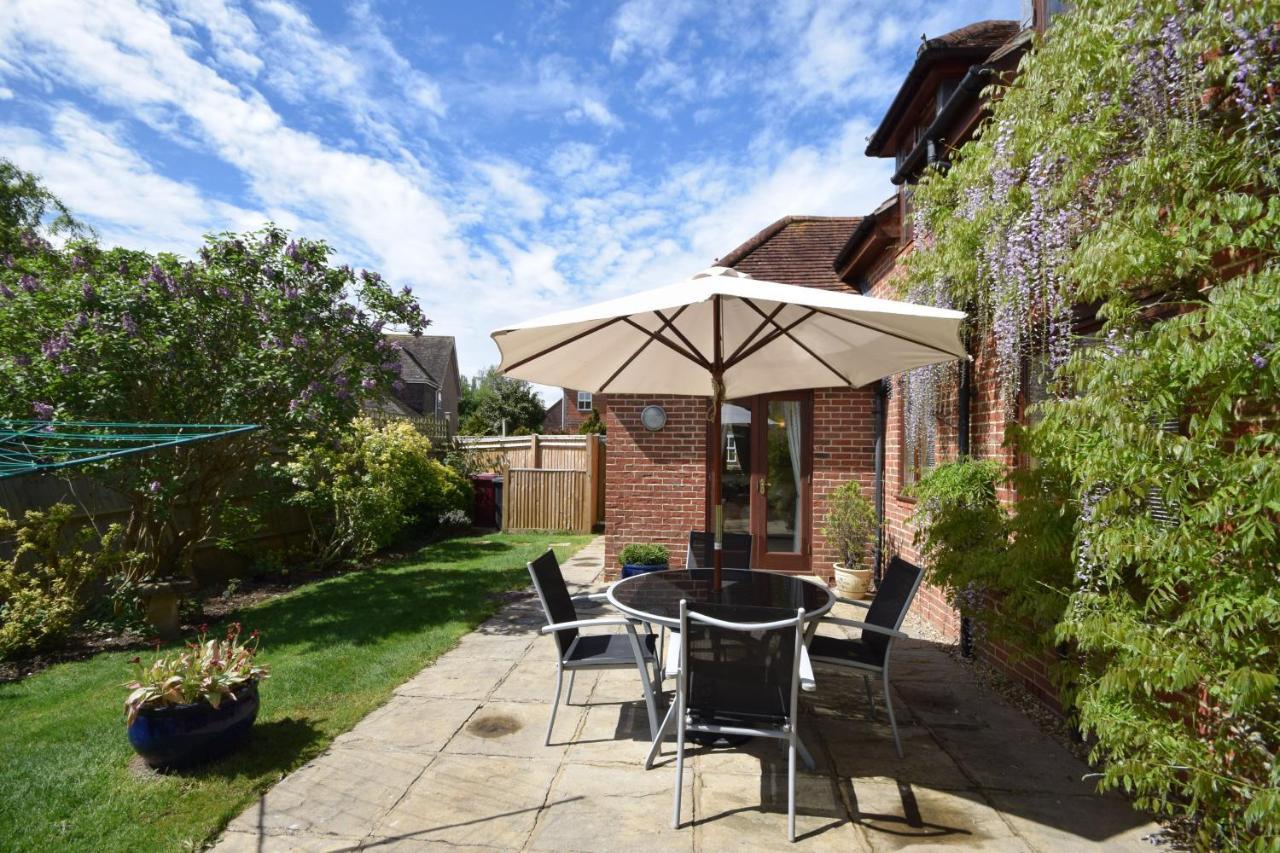 Wisteria Way, Tangmere Bagian luar foto