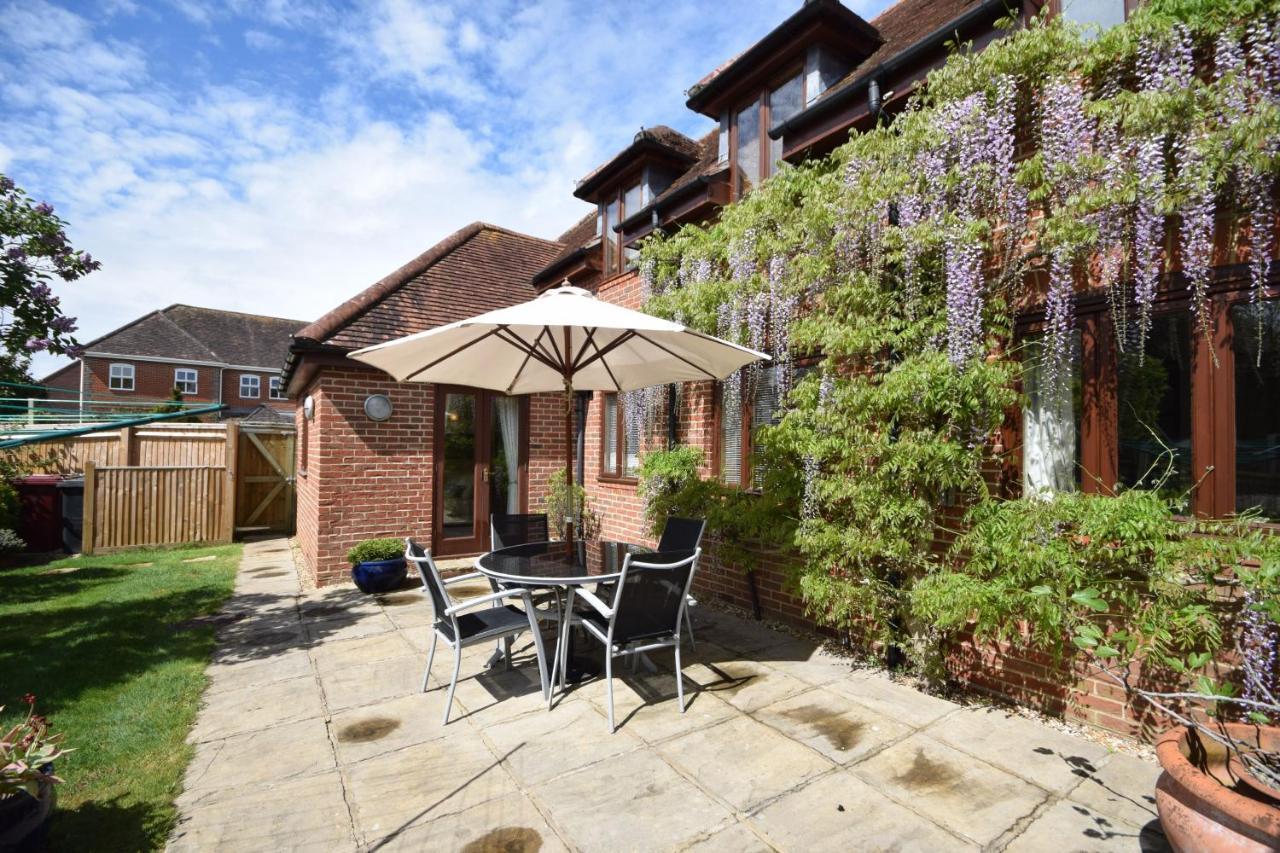 Wisteria Way, Tangmere Bagian luar foto