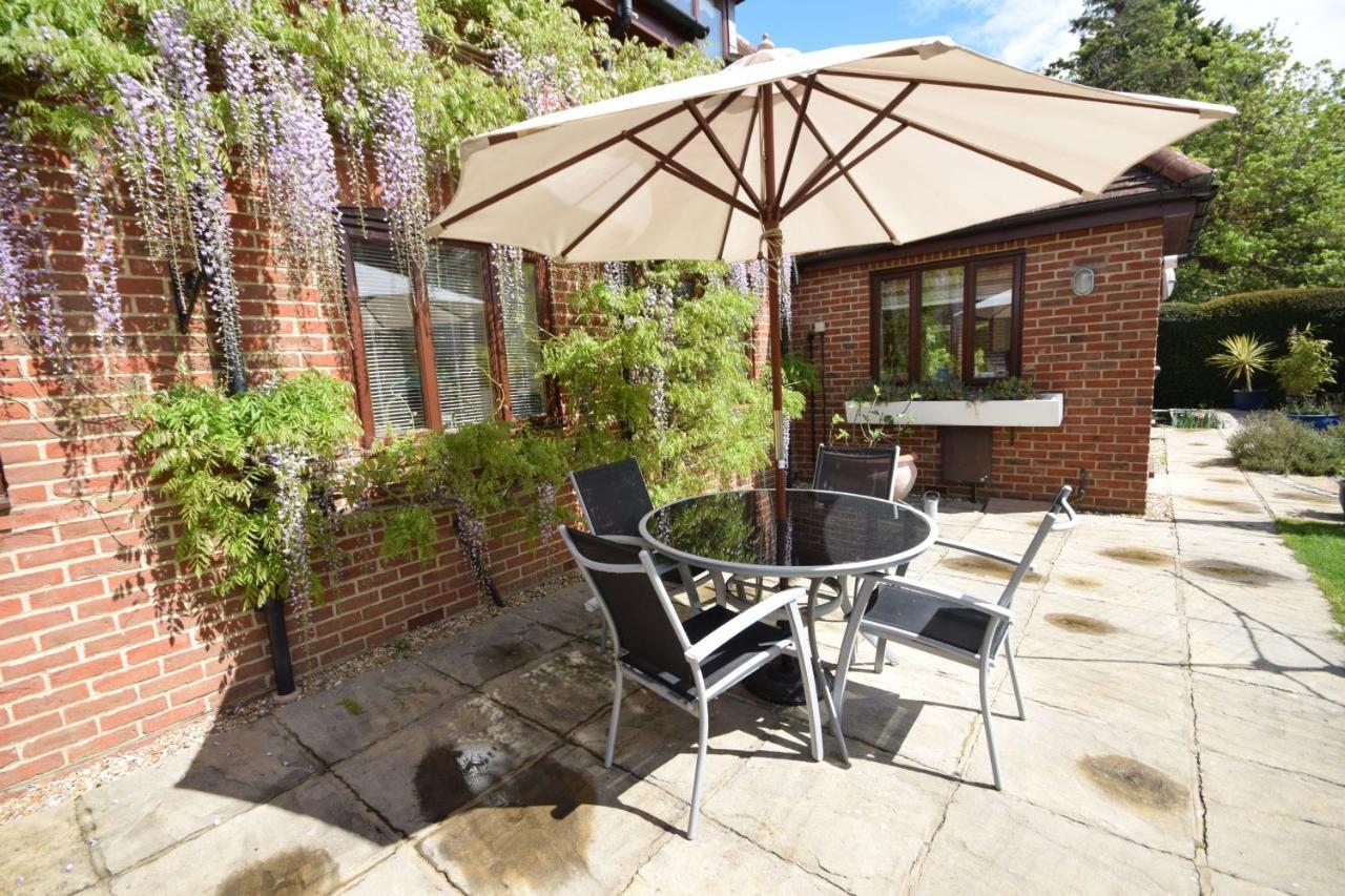 Wisteria Way, Tangmere Bagian luar foto