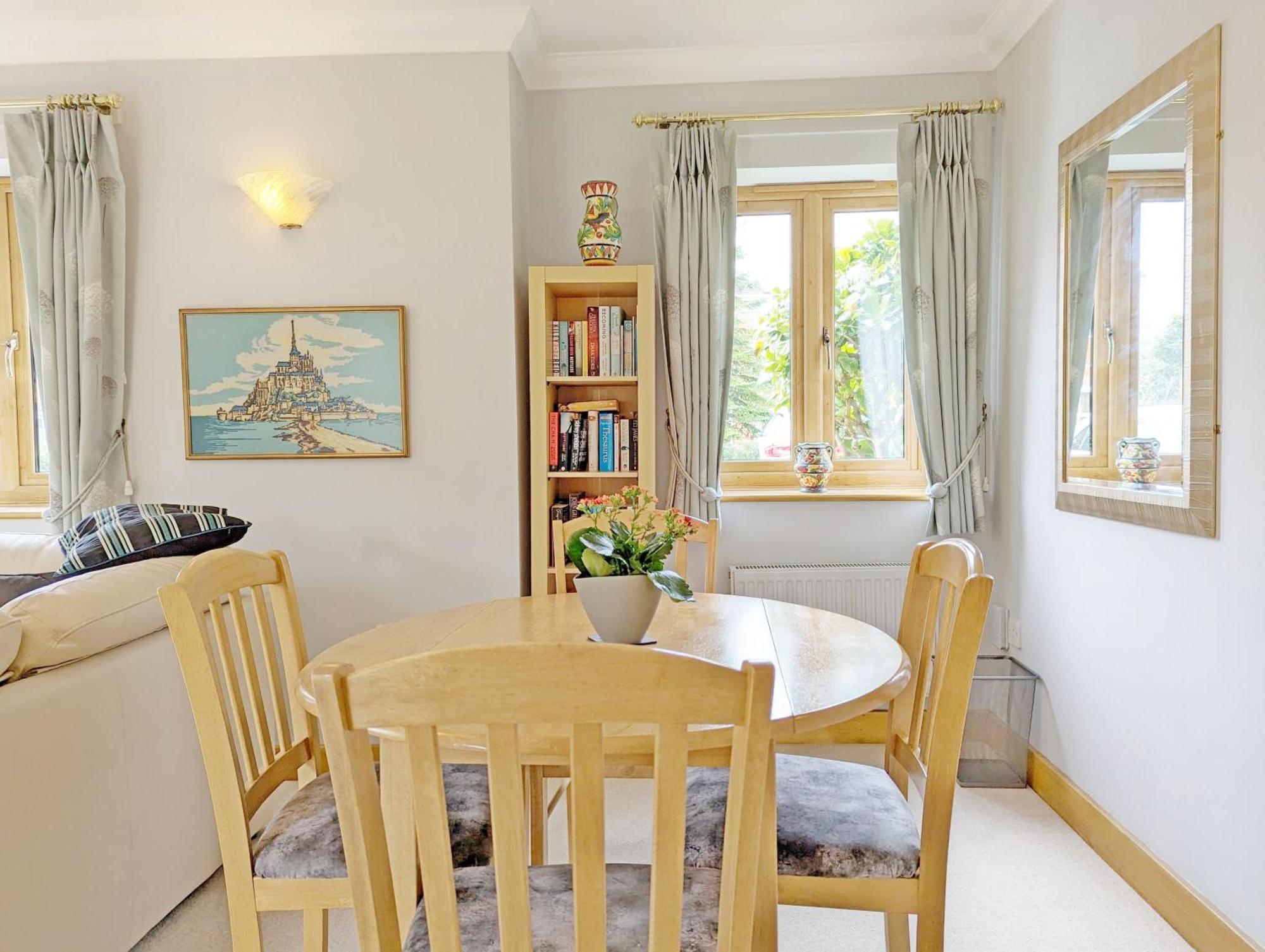 Wisteria Way, Tangmere Bagian luar foto